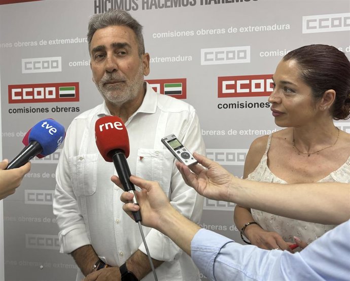 El secretario de Salud Laboral de CCOO de Extremadura, Alberto Franco, y la secretaria general de la Federación de Enseñanza de CCOO de Extremadura, Lourdes Núñez, atienden a los medios de comunicación