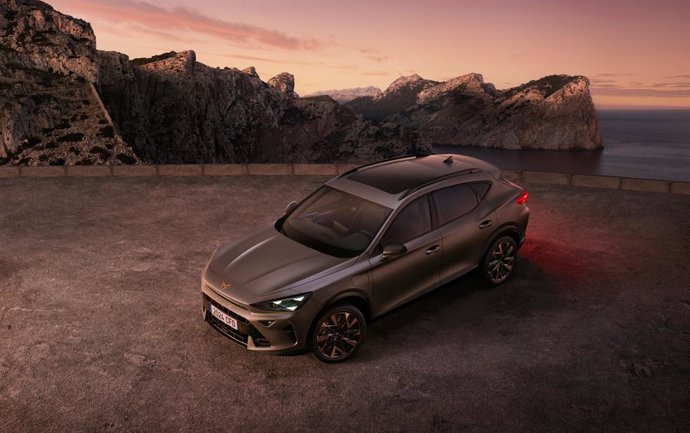 Cupra empieza a comercializar las versiones VZ e-hybrid de 200 kW de Fomentor y León