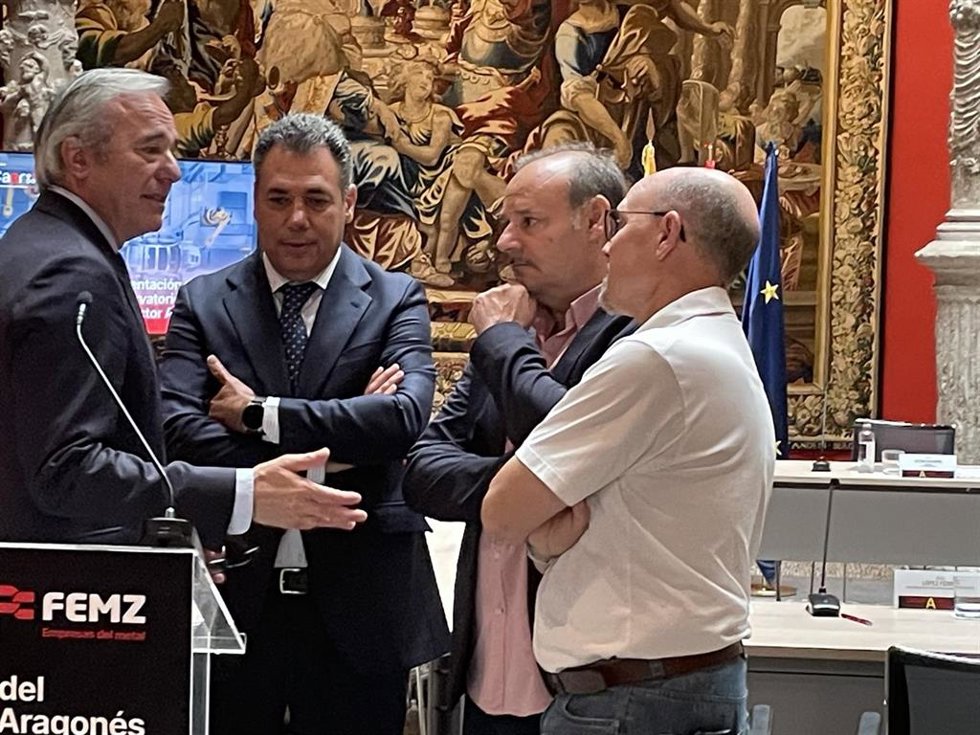 El presidente del Gobierno de Aragón, Jorge Azcón; el presidente del Clúster de la Automoción de Aragón, Benito Tesier; y los secretarios generales de UGT y CCOO Aragón, José Juan Arcéiz y Manuel Pina.