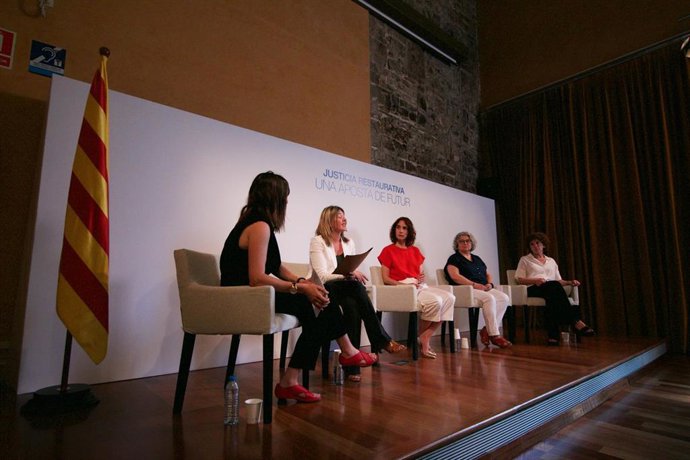 La consellera Gemma Ubasart interviene en una jornada sobre justicia restaurativa.