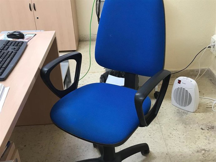 Archivo - Imagen de archivo de un puesto de trabajo con un ventilador portátil.