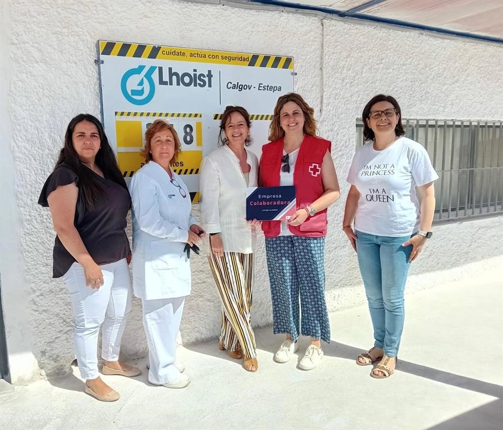 Foto de familia entre responsables de ambas entidades tras el acuerdo de colaboración