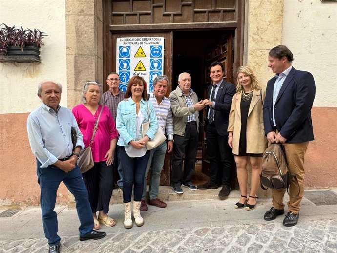 El alcalde, Agustín González, junto a otros concejales del equipo de gobierno y representantes de la plataforma de jubilados durante la reapertura de la sede tras las obras