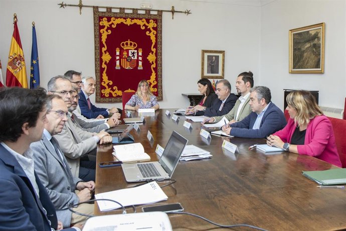 El consejero de Fomento, Ordenación del Territorio y Medio Ambiente, Roberto Media, participa en la comisión de seguimiento de la reordenación ferroviaria de Santander.