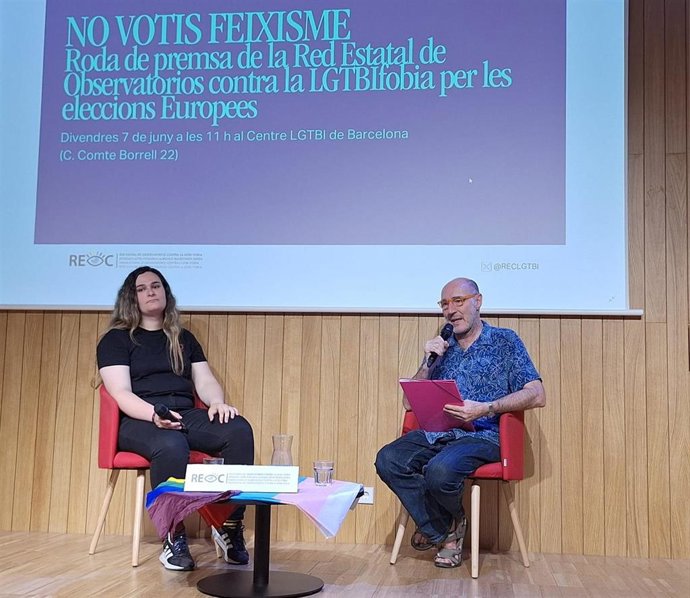 El presidente del Observatori contra la LTGBIfòbia de Catalunya, Eugeni Rodríguez, y la activista del Observatorio contra la LGTBI+fobia de Vitoria-Gasteiz Ikusgune (Euskadi), Klaudia Ugarte, en el Centre LGTBI de Barcelona