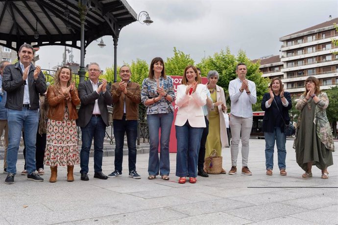 La candidata socialista Idoia Mendia y la alcaldesa Cristina Laborda en un acto en Irun