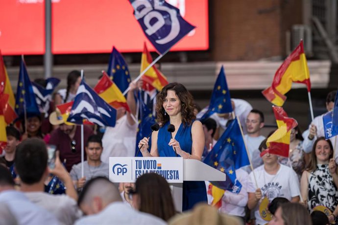 La presidenta de la Comunidad de Madrid, Isabel Díaz Ayuso, interviene durante un acto de precierre de campaña, en la Plaza de Callao, a 6 de junio de 2024, en Madrid (España).