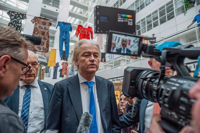  Geert Wilders, líder del Partido de la Libertad (PVV), habla a los medios tras votar en las elecciones europeas