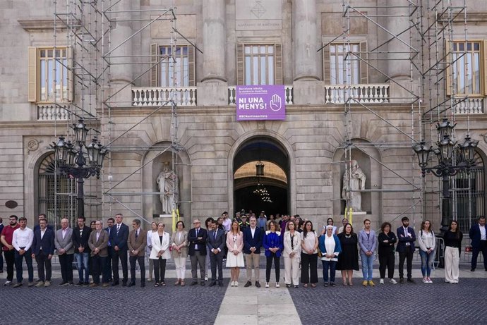 Jaume Collboni y concejales de la corporación municipal del Ayuntamiento de Barcelona guardan un minuto de silencio este viernes frente al Consistorio.