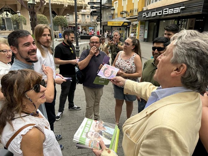 Tertsch y Fernández coinciden en Ciudad Real y se intercambian propaganda electoral