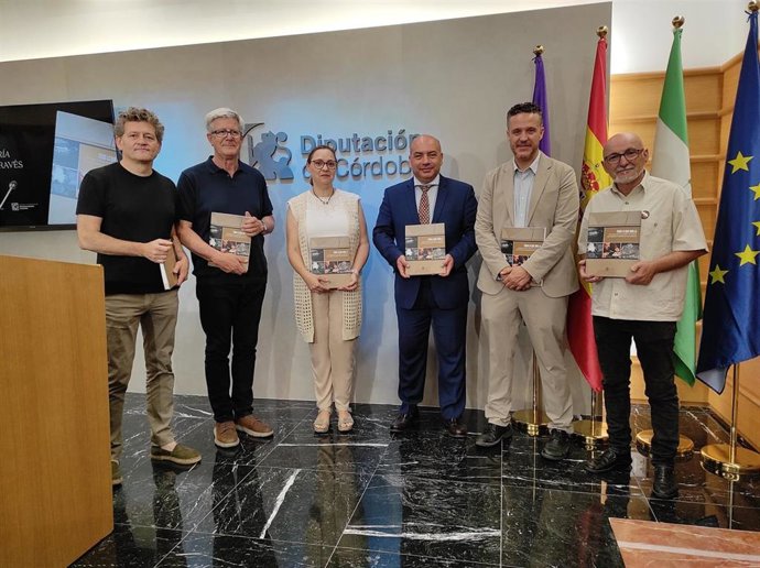 Duque (tercero por la dcha.), Muñoz (segundo) y Sobrino (quinto) en la presentación del catálogo 'Todo lo que brilla'.
