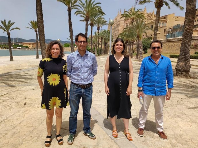 La representante de UGT, Maria ngels Aguiló, el portavoz socialista en el Parlament, Iago Negueruela, la candidata del PSIB-PSOE en las elecciones europeas, Alicia Homs, y el representante de UGT, José García Relucio.