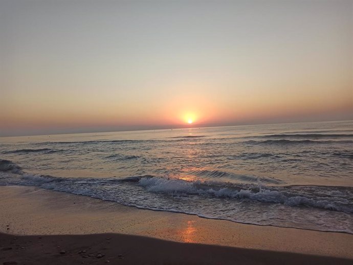 Archivo - Amanecer en una playa de la Comunitat