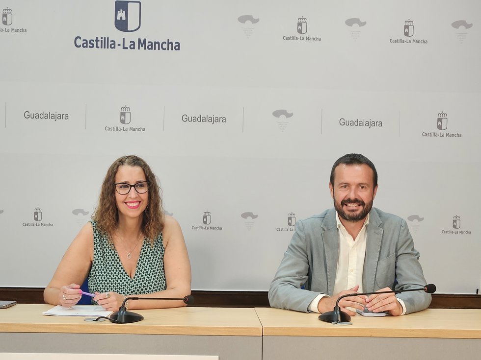 La consejera de Igualdad, Sara Simón y el delegado de la Junta en Guadalajara, José Luis Escudero, en rueda de prensa.