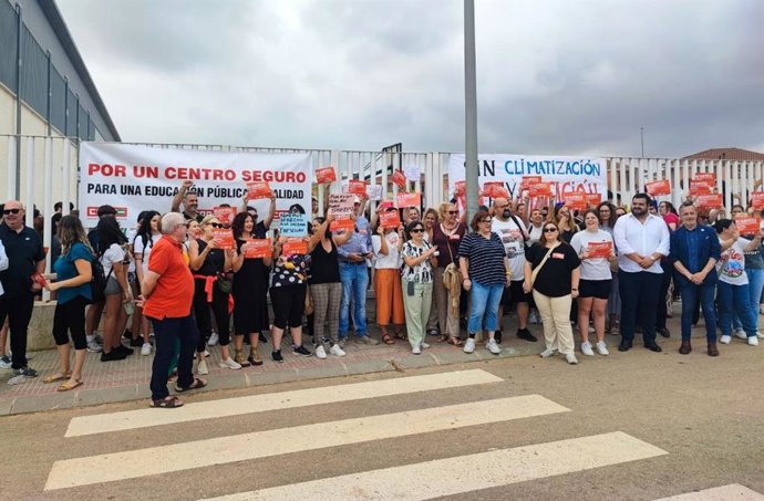 Concentración de CCOO Sevilla frente al IES Almensilla.