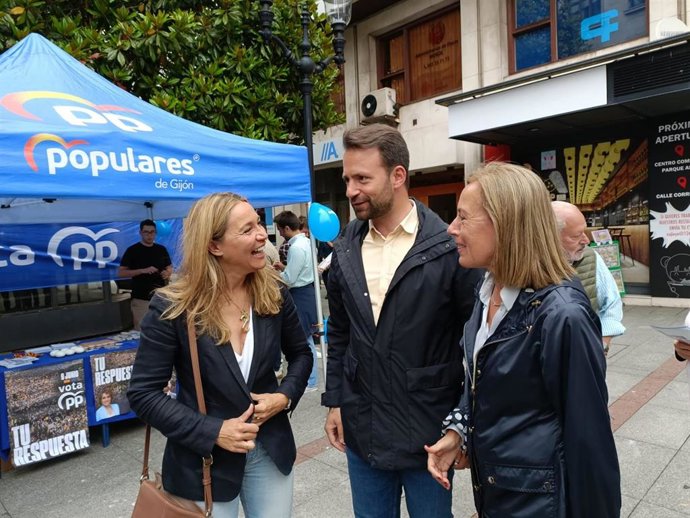El presidente del PP de Asturias, Álvaro Queipo, junto a la candidata 'popular' por Asturias a las elecciones europeas, Susana Solís (Izda), y la diputada del PP en la Junta General del Principado de Asturias (JGPA), Pilar Fernández Pardo.