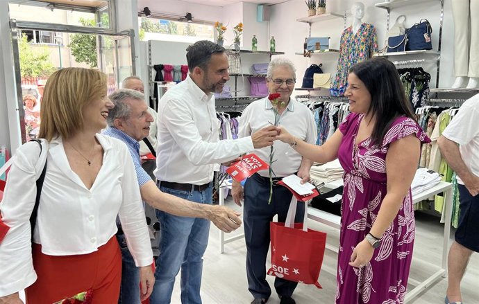 El secretario general del PSOE de Málaga, Daniel Pérez, en un reparto electoral en el barrio de La Luz de la capital.