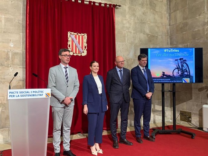 La presidenta del Govern, Marga Prohens; el vicepresidente, Antoni Costa, el conseller de Turismo, Cultura y Deportes, Jaume Bauzá; y el coordinador del comité de expertos, Antoni Riera.