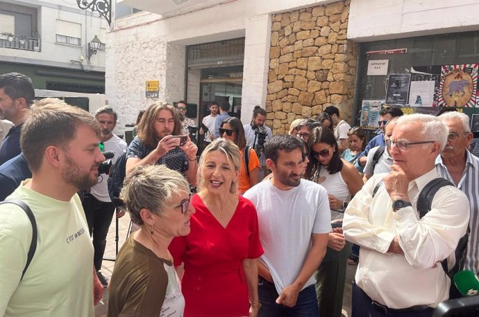 La líder de Sumar y vicepresidenta segunda y ministra de Trabajo y Economía Social, Yolanda Díaz, y el candidato de Compromís-Sumar a las elecciones europeas Vicent Marzà en València