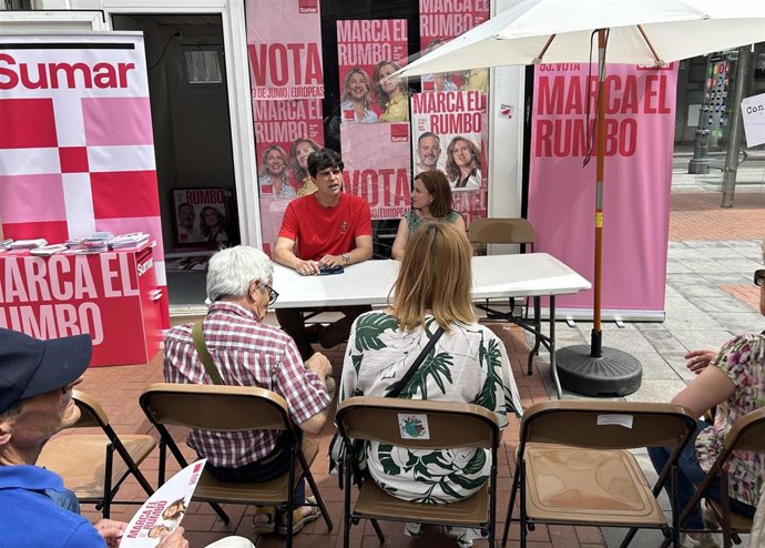 Los candidatos de Sumar Juan Gascón y María Sánchez, en la rueda de prensa de campaña.
