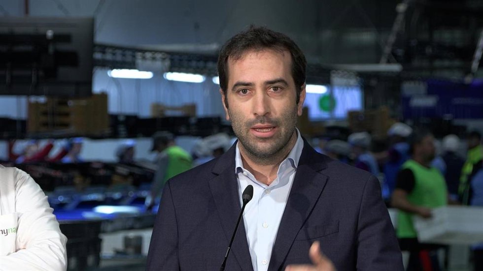 El ministro de Economía, Comercio y Empresa, Carlos Cuepro, atiende a los medios en Zurbarán (Badajoz)