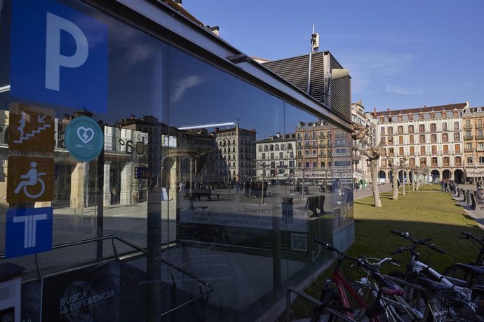 Archivo - Cabina del parking Plaza del Castillo