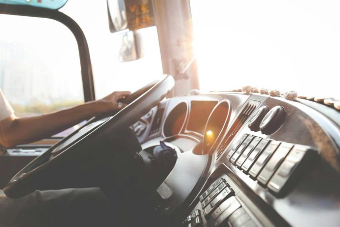 Archivo - Conductor de autobús.