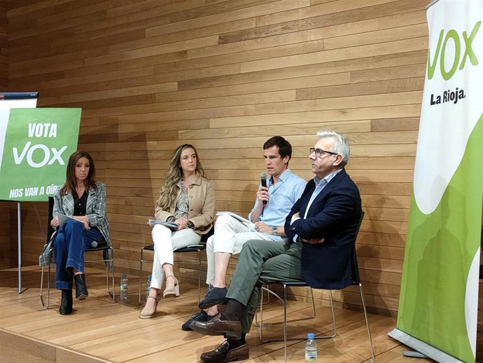 El candidat de Vox, Hector Alacid, en un acto de campaña con el portavoz del Grupo Parlamentario de Vox, Ángel Alda, la concejala de Logroño, María Jiménez, y la candidata 8 a las europeas, Marcela Reigia