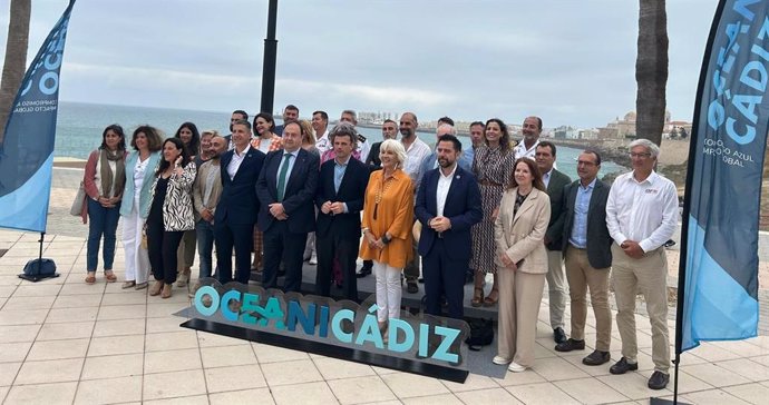 Representantes del Ayuntamiento de la Cádiz, la Universidad de Cádiz (UCA), la Autoridad Portuaria de la Bahía de Cádiz, el CSIC y la Zona Franca han escenificado su alianza bajo el nombre y la imagen de Oceanicadiz