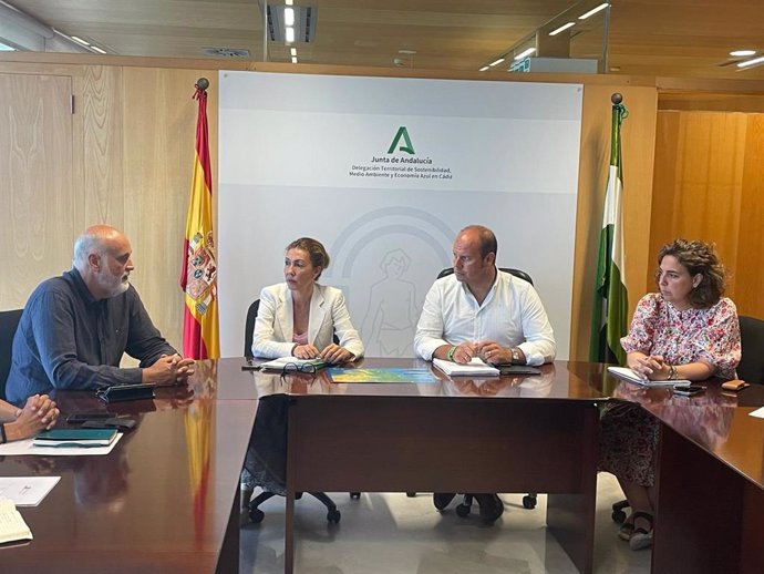 El vicepresidente segundo y responsable del Área de Transición Ecológica y Desarrollo a la Ciudadanía, Javier Vidal, reunido con el delegado territorial de Sostenibilidad, Medio Ambiente y Economía Azul de la Junta en la provincia de Cádiz