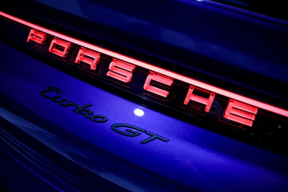 Archivo - FILED - 11 March 2024, Sachsen, Leipzig: The new Porsche Taycan Turbo GT stands on display during its presentation at the Porsche plant in Leipzig. Photo: Jan Woitas/dpa