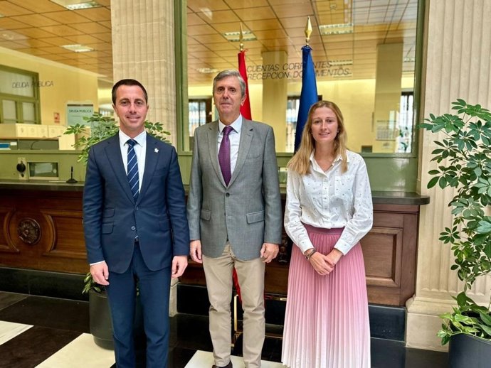 El presidente del Consell de Mallorca, Lloren Galmés; la directora insular de Hacienda, Maria Antnia Sansó, y el director del Banco de España en las Islas, Enrique Herencia.
