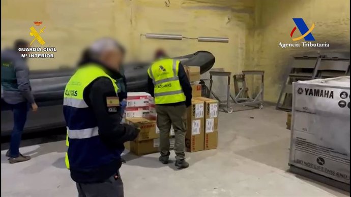 Archivo - Imagen de un registro dentro de la operación 'Vodka' contra fabricantes de narcolanchas en Ourense y Pontevedra para grupos del Estrecho