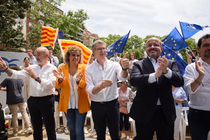 La candidata del PP a las elecciones europeas, Dolors Montserrat, el presidente del PP, Alberto Núñez Feijóo, y el presidente del PP catalán, Alejandro Fernández.