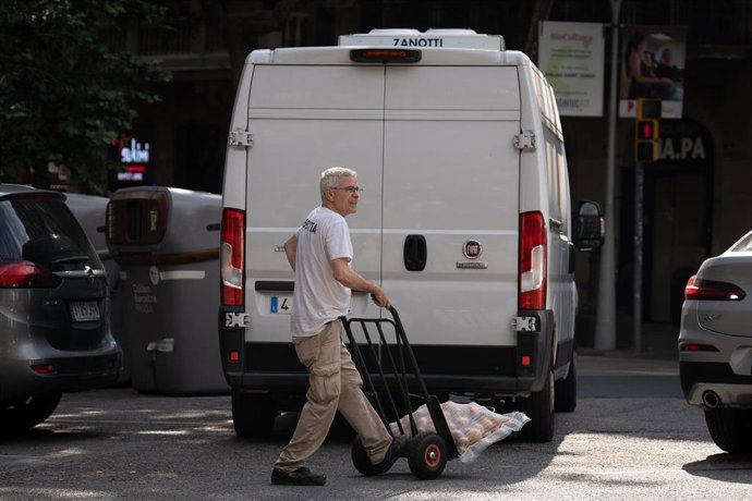 Archivo - Un repartidor con una carretilla, a 10 de mayo de 2023, en Barcelona, Catalunya (España)