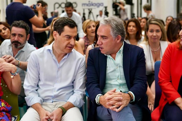 Juanma Moreno (i.) y Elías Bendodo (d.), este viernes en Málaga