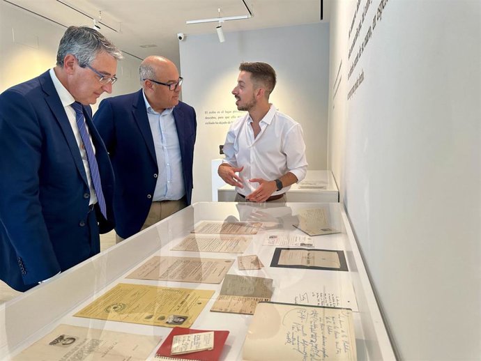 El presidente de la Diputación Francisco Salado, junto al alcalde de Vélez-Málaga y presidente de la Fundación María Zambrano, Jesús Lupiáñez, y Luis Reyes, comisario de la exposición, ha visitado la muestra.