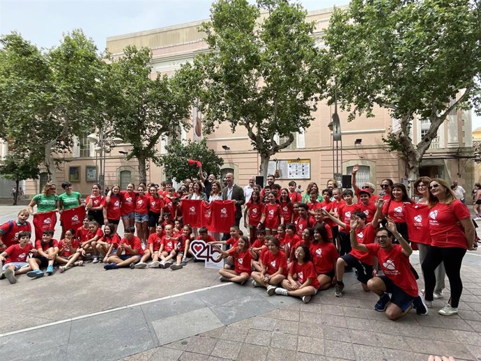 Botella (centro), junto al resto de participantes en la actividad de la XXII Semana de la Donación desarrollada en el Bulevar del Gran Capitán.