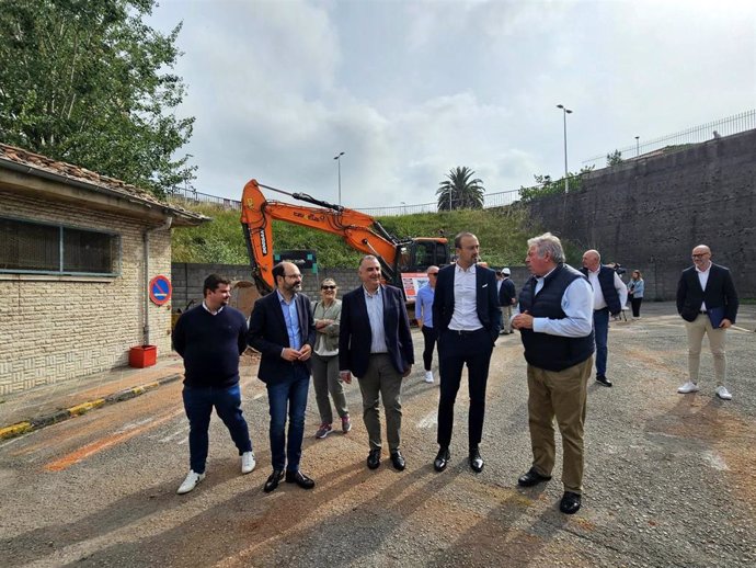 Visita inicio obras aparcamiento exterior Mercado Ganados de Torrelavega