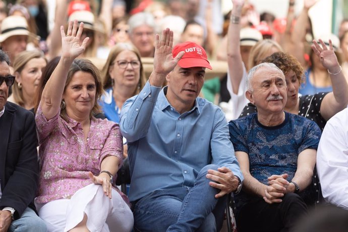 (I-D) La candidata del PSOE a las elecciones europeas y vicepresidenta tercera, Teresa Ribera; el secretario general del PSOE y presidente del Gobierno, Pedro Sánchez y el secretario general de UGT, Pepe Álvarez, durante un encuentro UGT-PSOE ‘MÁS EMPLEO’