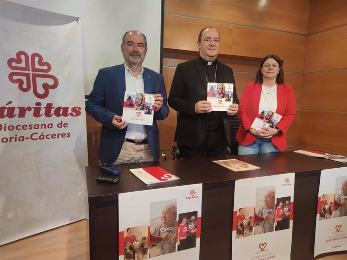 El obispo de Coria-Cáceres, Jesús Pulido, el director de Cáritas Diocesana, Damián J. Niso, y la secretaria general de Cáritas Diocesana de Coria-Cáceres, Inmaculada Godoy.