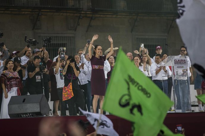 29 May 2024, Mexico, Mexico City: Mexico's Presidential candidate Claudia Sheinbaum takes part in her final rally on the Zocalo on the last day of campaigning before the parliamentary elections on June 2.