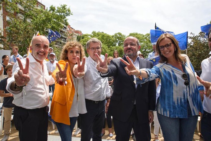 La candidata del PP a las elecciones europeas, Dolors Montserrat, el líder del PP , Alberto Núñez Feijóo, el líder del PP catalán, Alejandro Fernández, y el concejal del PP en Barcelona, Dani Sirera.