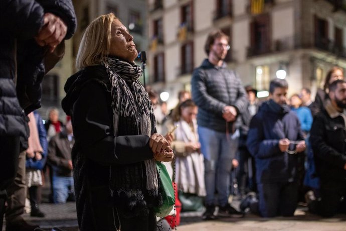 Archivo - Varias personas durante un rezo del rosario por la unidad de España, en la plaza de Sant Jaume.