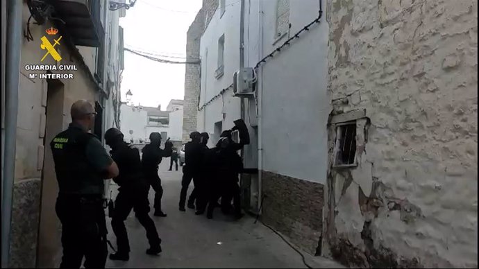 La Guardia Civil durante la entrada y registro de viviendas