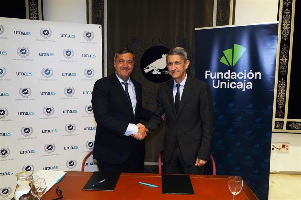 El presidente de la Fundación Unicaja, José M. Domínguez, y el rector de la UMA, Teodomiro López, firman el protocolo de colaboración para el desarrollo de un programa de actividades conjuntas.