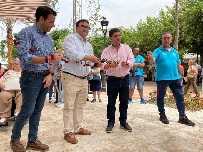 Javier Perales, Cristóbal Rodríguez y Francisco Reyes en la apertura de la Fiesta de la Cereza