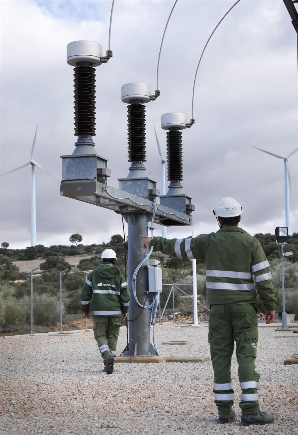 Archivo - Trabajadores en una subestación eléctrica de Ibedrola