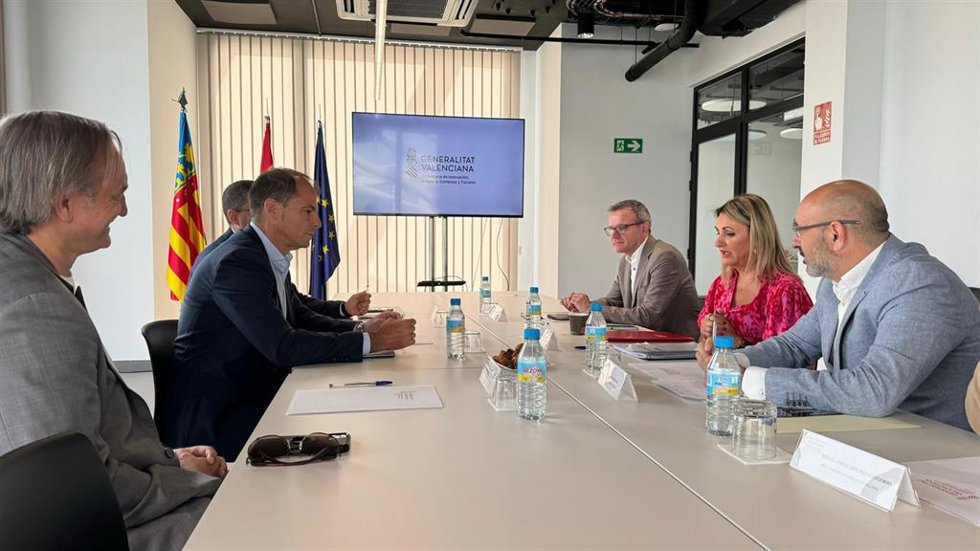 La consellera de Innovación, Industria, Comercio y Turismo, Nuria Montes, se ha reunido con los responsables de Amazon Web Services, encabezados por Miguel Álava, director general de esta división para Iberia,