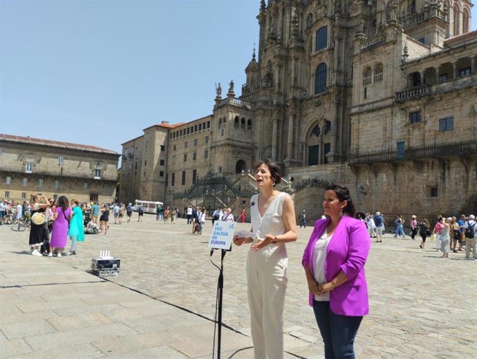 La portavoz nacional del BNG, Ana Pontón, y la candidata a las elecciones europeas, Ana Miranda, en un acto electoral en la Praza do Obradoiro